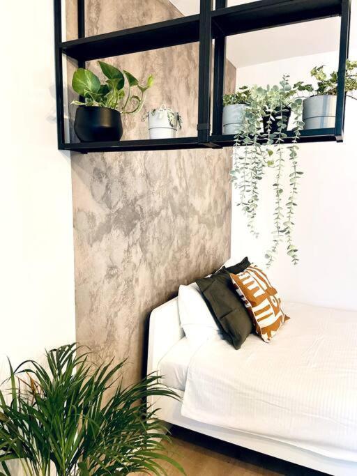 Heart Of The City - Modern Studio With Balcony Apartman Bukarest Kültér fotó